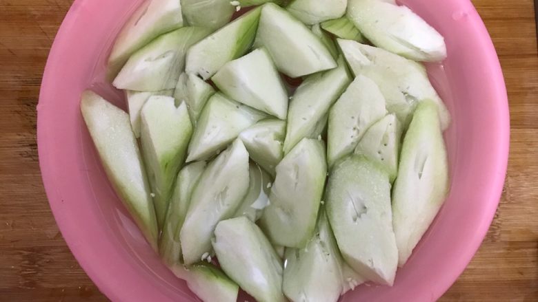 海米鸡蛋炒胜瓜,切好的胜瓜浸泡在盐水里面,以免氧化