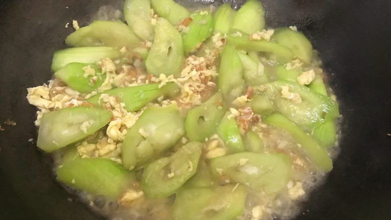 海米鸡蛋炒胜瓜,煮两三分钟,期间翻炒几下,以免糊锅