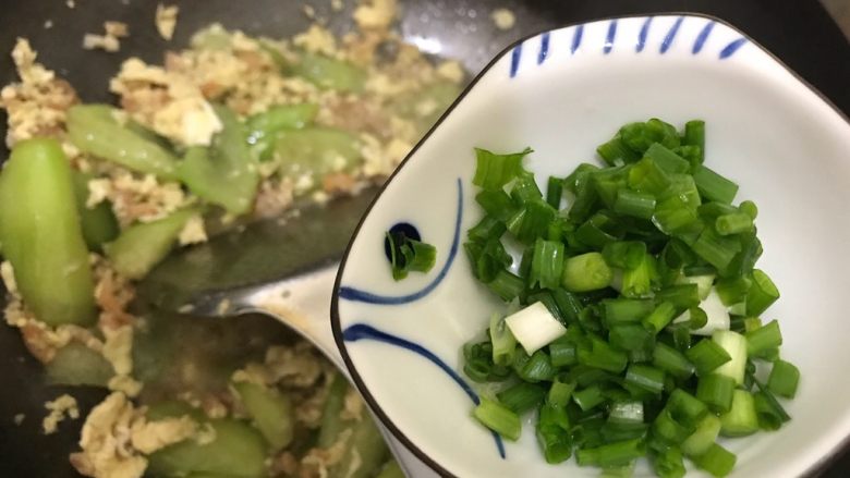 海米鸡蛋炒胜瓜,加小葱,翻炒均匀,即可