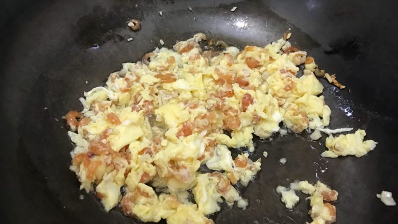 海米鸡蛋炒胜瓜,转中大火,翻炒至鸡蛋液结块