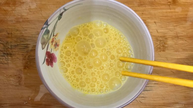 海米鸡蛋炒胜瓜,打散,备用