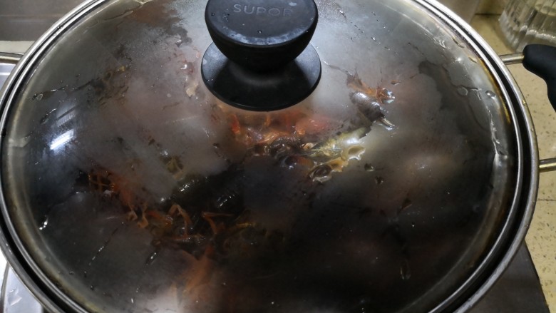 原味小龙虾,大火煮8分钟(水烧开后)。