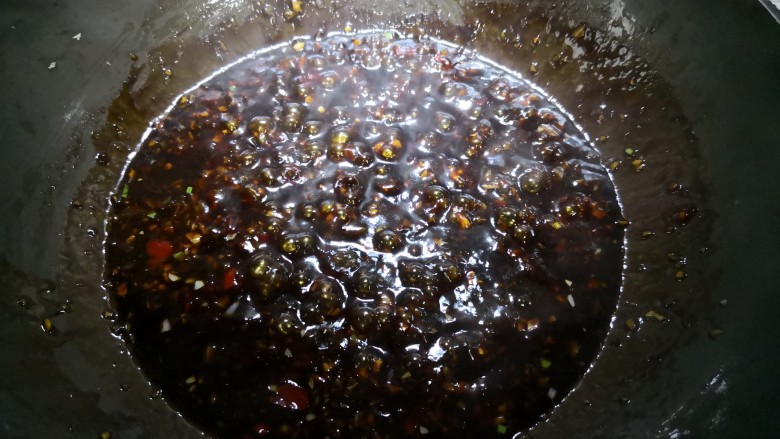 原味小龙虾,均匀搅拌,烧开待用。