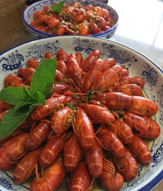原味小龙虾,浇上调好的佐料,既可。