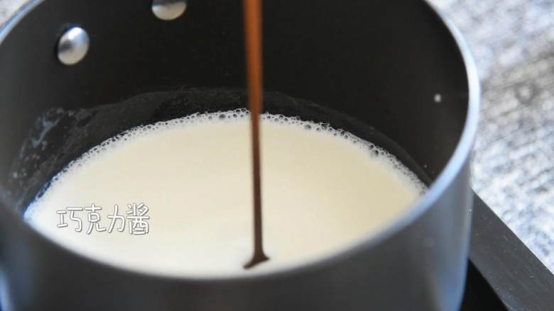 棉花糖热可可:一杯下肚元气满满,倒入巧克力酱。
搅拌均匀后倒入杯中。