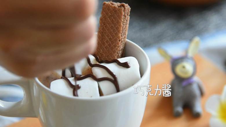 棉花糖热可可:一杯下肚元气满满,挤上巧克力酱即可。