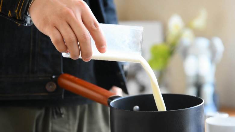 棉花糖热可可:一杯下肚元气满满,锅中倒入牛奶。