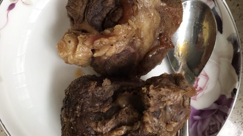 卤水牛𦟌,牛𦟌捞起切薄片,汁装小碗蘸肉用。