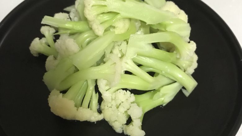 菜花香菇炒鸡胸肉,用灼鸡胸肉的水,将<a style='color:red;display:inline-block;' href='/shicai/ 63'>菜花</a>灼水捞出待用。