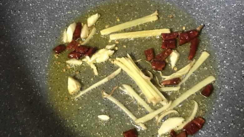 菜花香菇炒鸡胸肉,热锅起油,放去姜丝 干辣椒 蒜瓣儿 暴香。