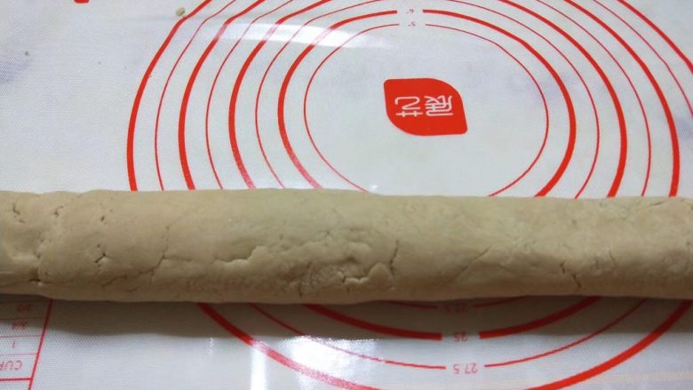 包菜炒莜面,面团要稍硬一些,在搓成长条块。