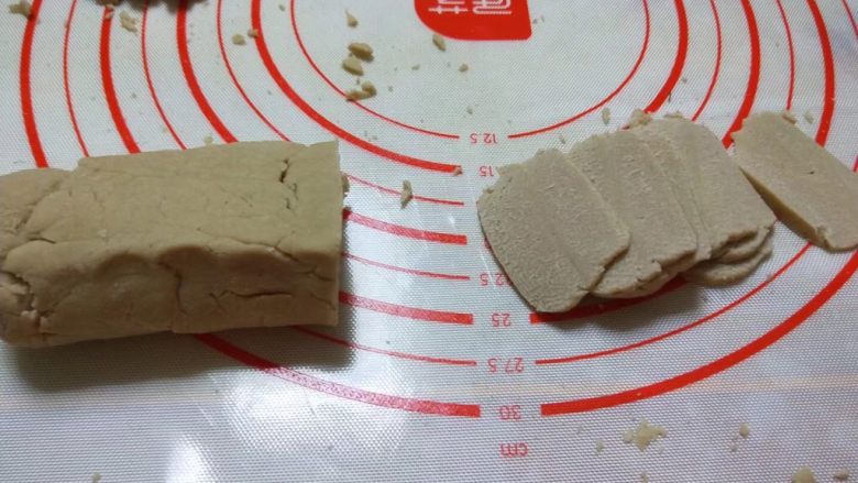 包菜炒莜面,在切成薄片,中间在切开,就是长形片。