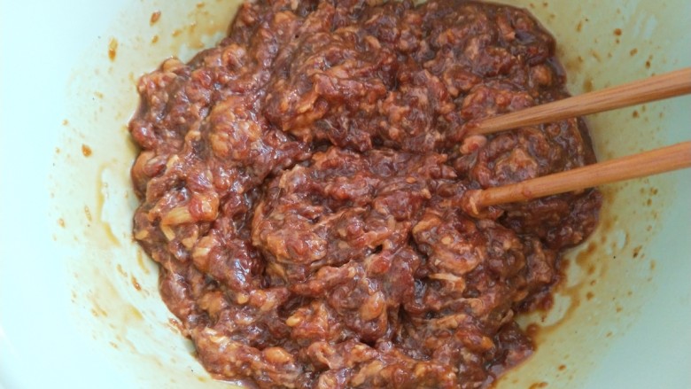 薄皮大馅牛肉豇豆饼,调制好,要往一个方向搅拌上劲,吃着才松软不干。