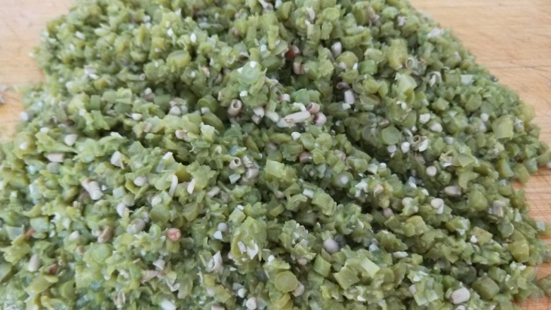 薄皮大馅牛肉豇豆饼,捞出来放凉切成粒,在剁成末,在放入<a style='color:red;display:inline-block;' href='/shicai/ 8488'>牛肉馅</a>中。