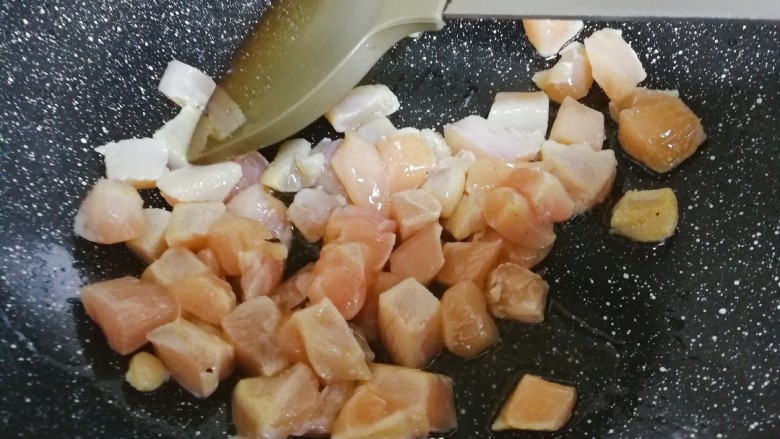 黑椒鸡肉粒,放入鸡丁,翻炒片刻