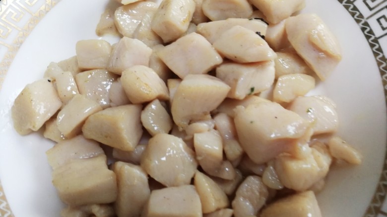 黑椒鸡肉粒,鸡丁八成熟后关火,盛出来备用