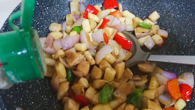 黑椒鸡肉粒,撒一点<a style='color:red;display:inline-block;' href='/shicai/ 134340'>黑胡椒粉</a>,翻炒均匀,出锅