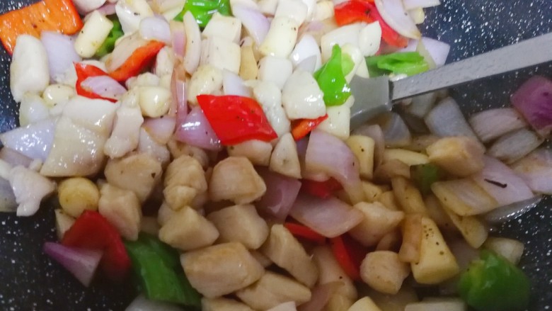 黑椒鸡肉粒,倒入鸡丁,翻炒至鸡丁完全熟了