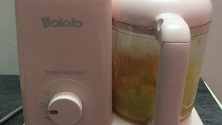 绿豆糕,放入料理机内,搅拌成泥