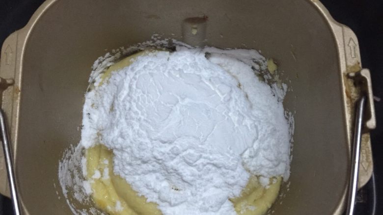 绿豆糕,等制作快完成前15分钟时加入糖粉