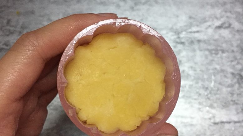 绿豆糕,绿豆泥分成40克一个放入模具内