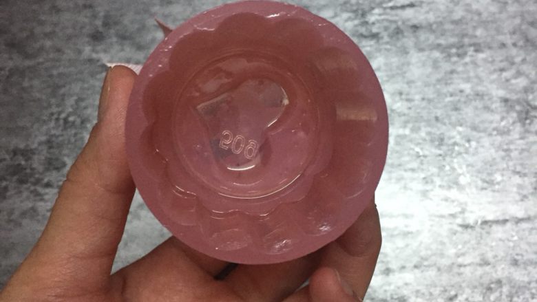 绿豆糕,月饼模具选择喜欢的膜片安装好