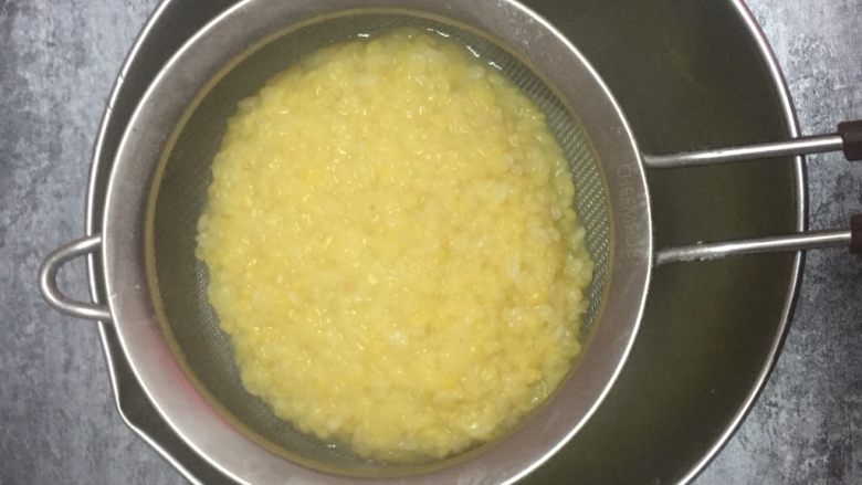 绿豆糕,去皮绿豆煮熟,用筛网过掉多余的水