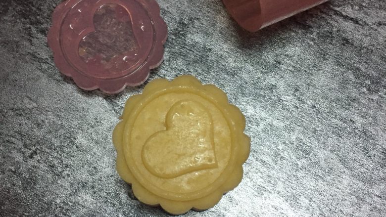 绿豆糕,轻轻压出形状