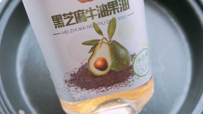 补钙的蔬菜面线,锅中刷牛油果油