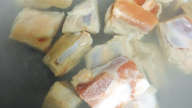 土豆排骨焖饭,锅里烧水,水开之后加入小排焯一下~去除血沫~