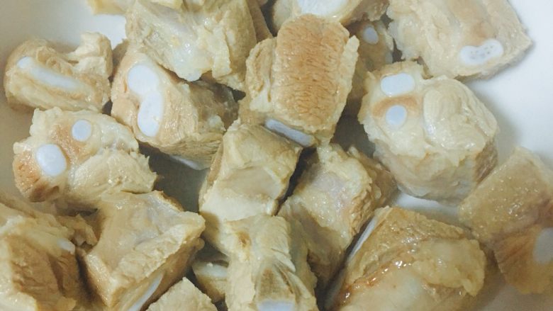 土豆排骨焖饭,捞出小排洗净沥干~