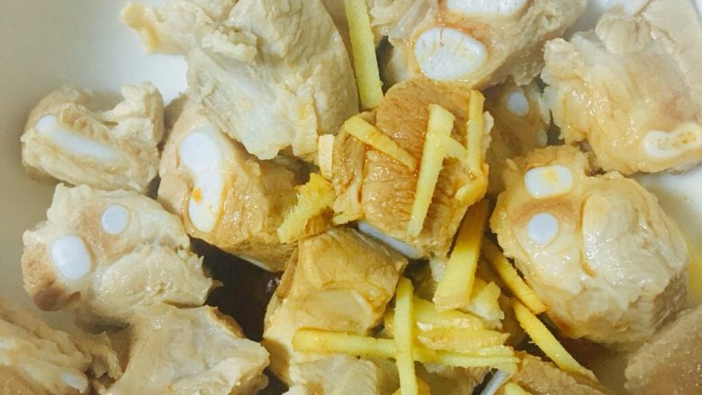 土豆排骨焖饭,加入姜丝,<a style='color:red;display:inline-block;' href='/shicai/ 788'>生抽</a>~料酒~
