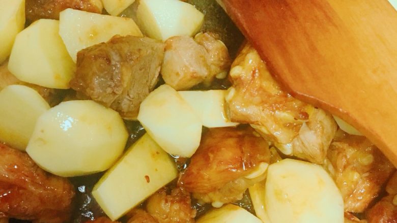 土豆排骨焖饭,加入土豆~