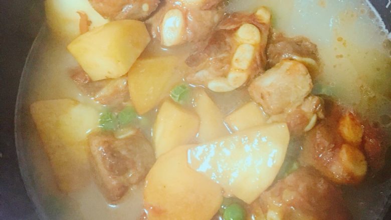 土豆排骨焖饭,加入炒好的食材~
