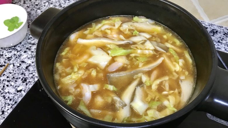 海鲜蔬菜年糕拉面锅,炖煮