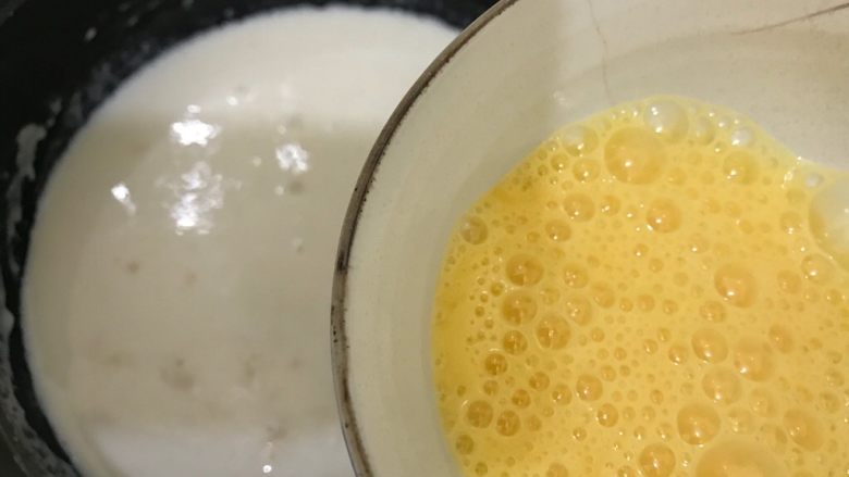 营养全面超完美早餐:牛奶鸡蛋煮麦片+蜂蜜+芒果,待锅内混合物边缘开始冒小气泡时,下鸡蛋液