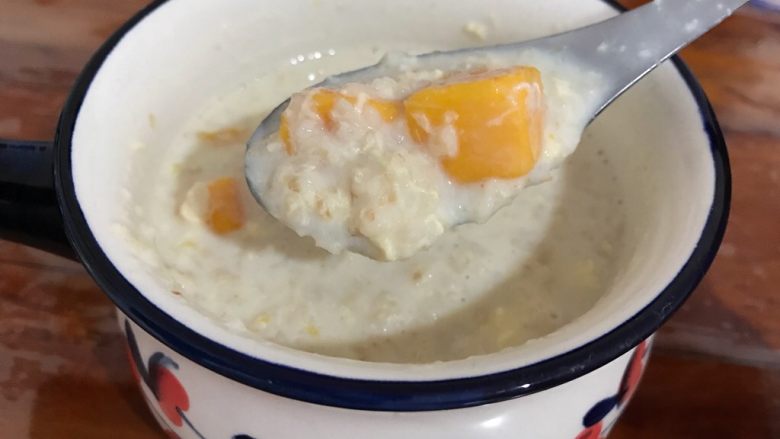 营养全面超完美早餐：牛奶鸡蛋煮麦片+蜂蜜+芒果,开吃，好吃极了