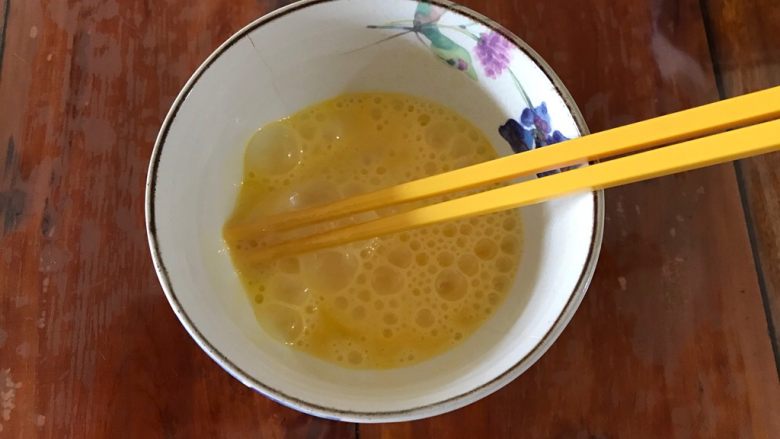 营养全面超完美早餐:牛奶鸡蛋煮麦片+蜂蜜+芒果,<a style='color:red;display:inline-block;' href='/shicai/ 9'>鸡蛋</a>打散,备用