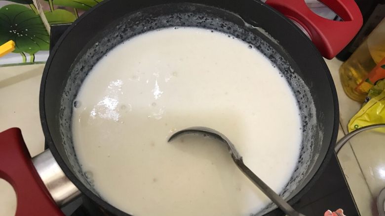 营养全面超完美早餐:牛奶鸡蛋煮麦片+蜂蜜+芒果,搅拌均匀