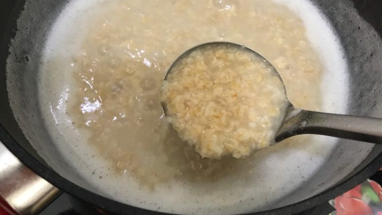 营养全面超完美早餐:牛奶鸡蛋煮麦片+蜂蜜+芒果,待麦片变的粘稠时
