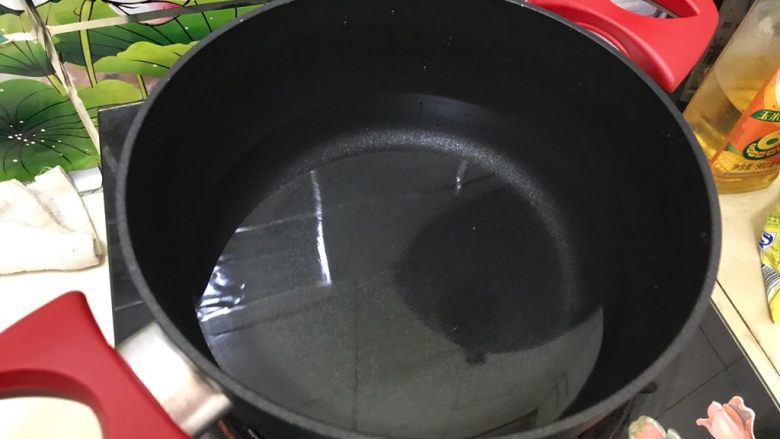 营养全面超完美早餐:牛奶鸡蛋煮麦片+蜂蜜+芒果,锅内煮适量清水