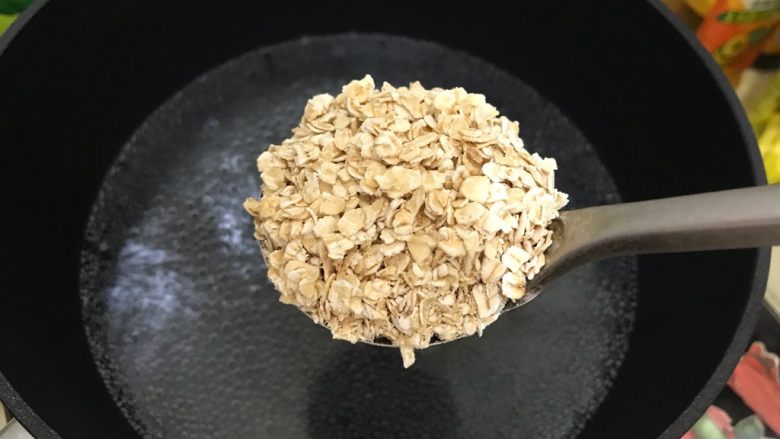 营养全面超完美早餐:牛奶鸡蛋煮麦片+蜂蜜+芒果,加入<a style='color:red;display:inline-block;' href='/shicai/ 501'>燕麦片</a>
