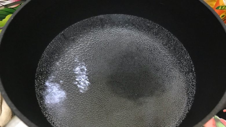 营养全面超完美早餐:牛奶鸡蛋煮麦片+蜂蜜+芒果,待锅内水冒鱼眼泡时
