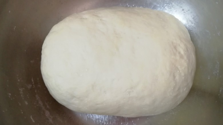 牛肉小笼包,分次加入温水和成面团,盖上保鲜膜发酵至两倍大。
