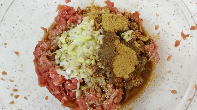 牛肉小笼包,炒锅内倒入适量的食用油烧热，下入<a style='color:red;display:inline-block;' href='/shicai/ 700'>花椒</a>粒爆香，捞出<a style='color:red;display:inline-block;' href='/shicai/ 700'>花椒</a>粒，将热油泼在葱花上。