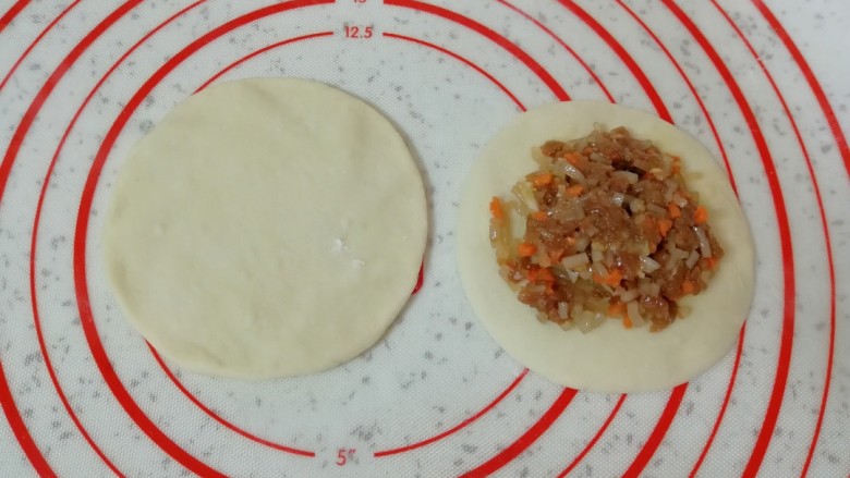 牛肉小笼包,擀成中间稍厚边缘薄的包子皮,放上牛肉馅。