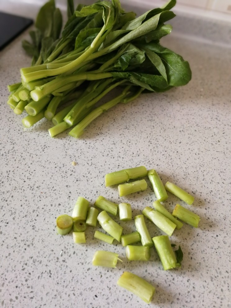 凉拌菜心,洗净并除掉头的部分,解决卫生和硬的问题。