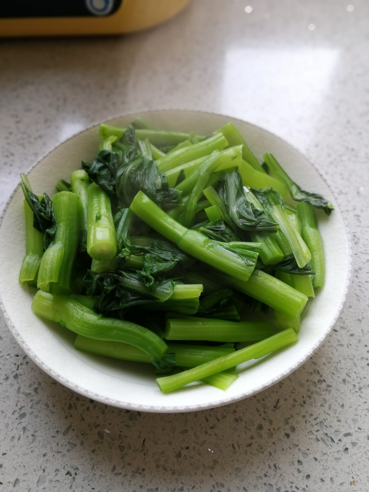 凉拌菜心,焯变色后一会就可关火,捞出过下凉水装盘。