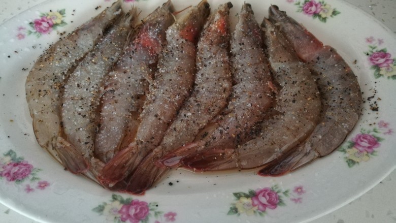 大虾闷饭,<a style='color:red;display:inline-block;' href='/shicai/ 300'>虾</a>洗净，撒盐，黑胡椒，<a style='color:red;display:inline-block;' href='/shicai/ 718'>料酒</a>，入味20分钟备用