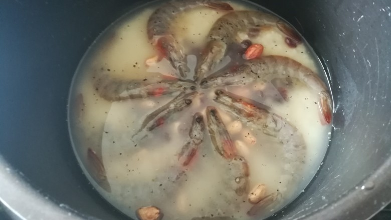 大虾闷饭,<a style='color:red;display:inline-block;' href='/shicai/ 492'>大米</a>，<a style='color:red;display:inline-block;' href='/shicai/ 493'>小米</a>，<a style='color:red;display:inline-block;' href='/shicai/ 664'>花生</a>，<a style='color:red;display:inline-block;' href='/shicai/ 603'>葡萄干</a>洗净泡30分钟，放入已经处理好的虾